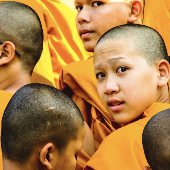 Mladí Thajci chodí do kláštera na zkušenou 
