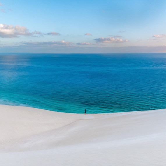 Sněhobílé pískové duny, které končí pláží. Toto je Sokotra!