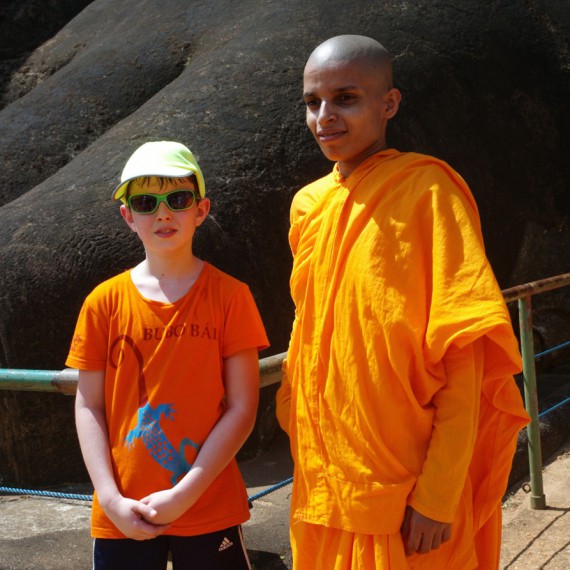 Buddhistický mnich v tradičním oranžovém rouchu