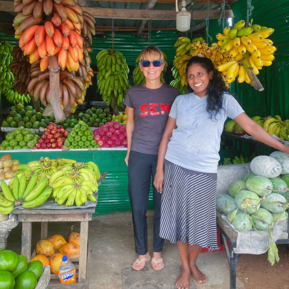 Místní stánek s čerstvým ovocem.