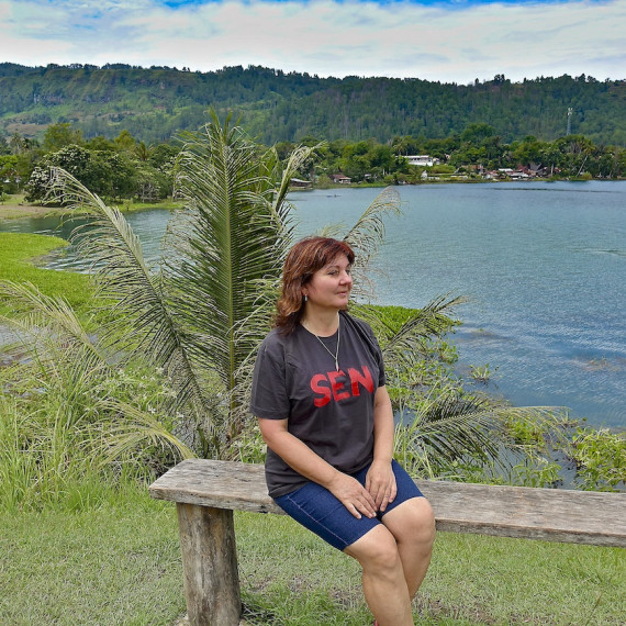 SEN klientka u jezera Toba na Sumatře.