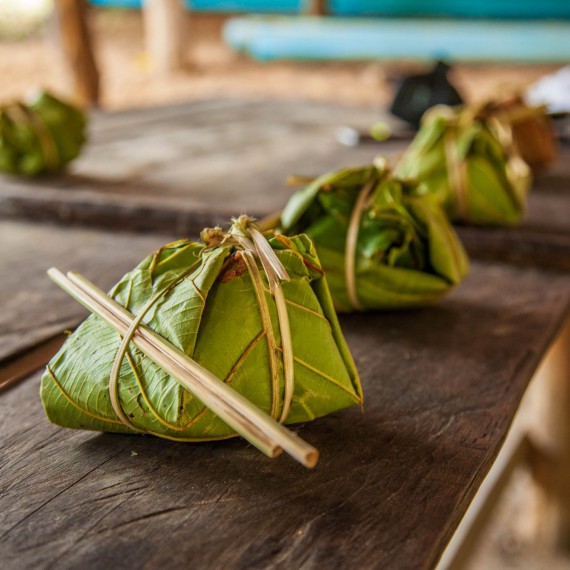 Tradiční pokrm na venkově - banánové listy 