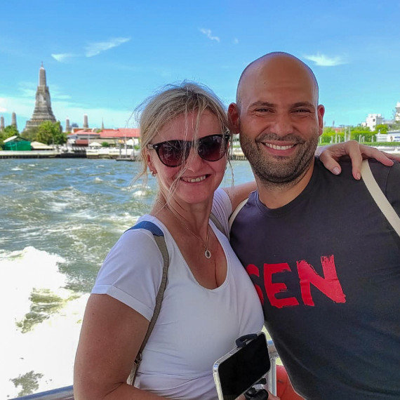 Klientka CK SEN s naším průvodcem na plavbě lodí po Bangkoku.