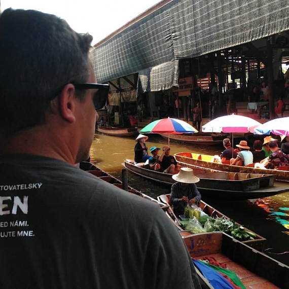 Na plovoucích trzích