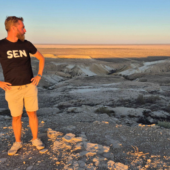 Západ slunce nad pouští v Ázerbájdžánu.