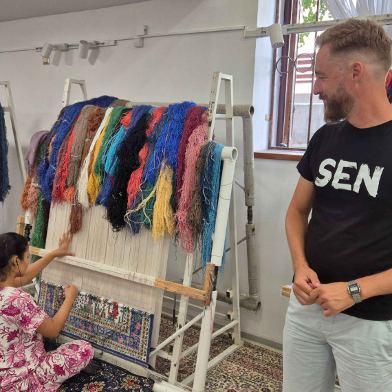 Návštěva místní rodinné továrny na koberce.