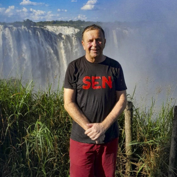 Klient CK SEN před vodopády Victoria Falls.