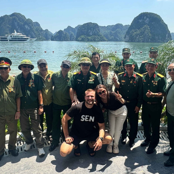 Setkání s místními v zátoce Ha Long Bay.