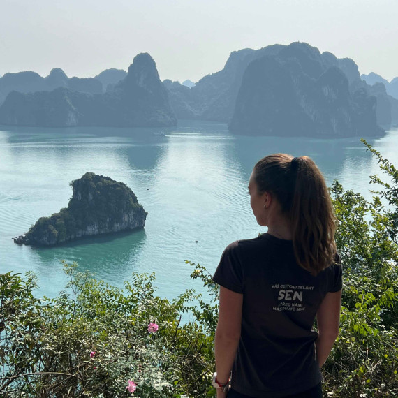 Úchvatná zátoka Ha Long Bay ve Vietnamu.