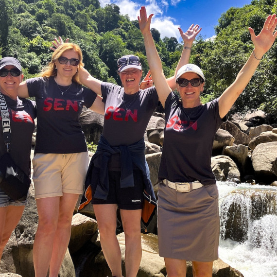 Klientky CK SEN u vodopádu ve Vietnamu.