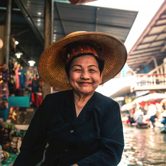 Místní prodejkyně na plovoucích trzích. 