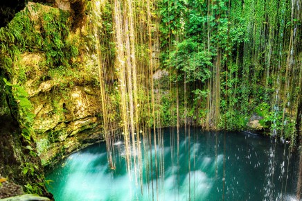 Koupání v mexickém cenotes