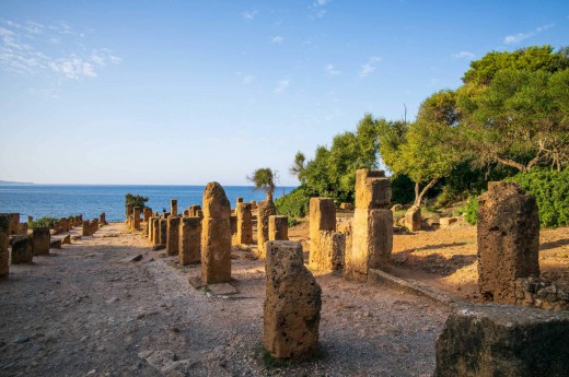 Přesun do Tipasy (oblast UNESCO) - prastarého římského města situovaného na břehu moře. 