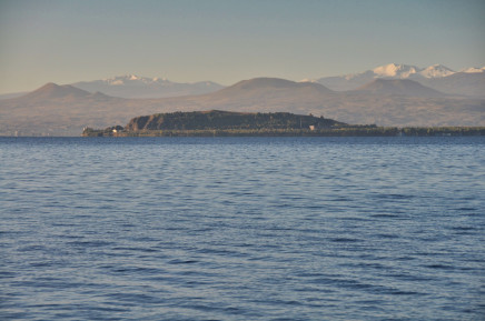 Sevanské jezero je nejslavnějším jezerem Kavkazu a my společně objevíme kláštery na poloostrově Sevanvank.