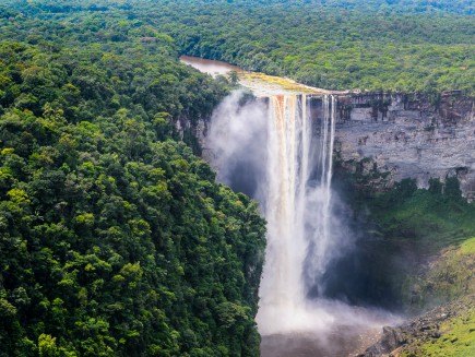 Let pronajatým letadélkem ke skrytým drahokamům guyanské přírody - vodopádům Kaieteur Falls - fakultativní leš nezapomenutelný zážitek