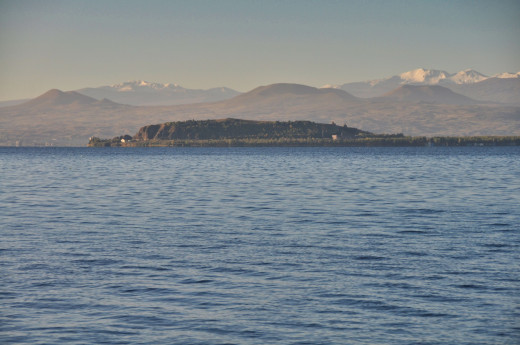 Sevanské jezero je nejslavnějším jezerem Kavkazu a my společně objevíme kláštery na poloostrově Sevanvank.