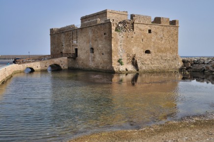 Kamenný hrad vedle přístavu v Paphosu 