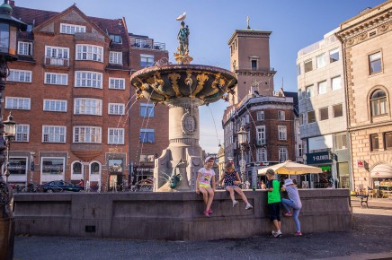 Děti si na chvíli odpočinou u nejstarší dánské fontány na náměstí Gammeltorv