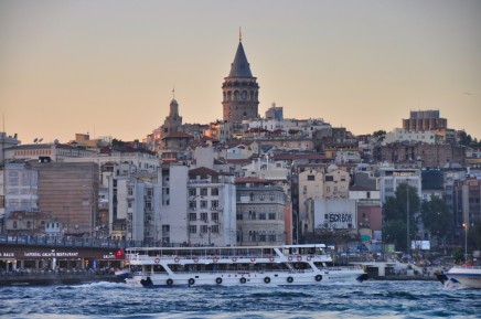 Zapadající slunce přidá Istanbulu na romantice, pokud přijedete vpodvečer na nábřeží Eminönü, užijete si takovýto krásný výhled na Galatskou věž