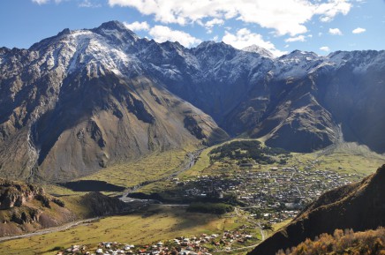 Městečko Kazbegi v lůně kouzelné kavkazské přírody
