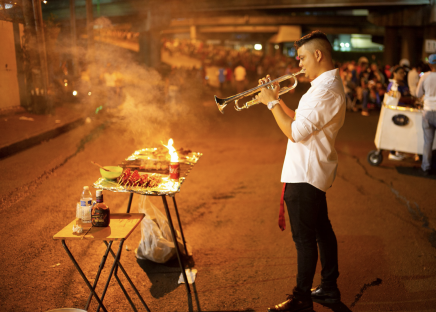 V noci to na ulicích žije