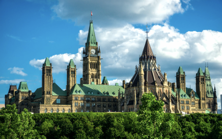  V Ottawě si prohlédnete Kanadský parlament s Peace Tower