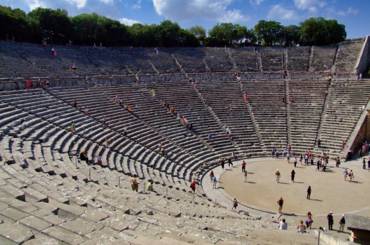 Epidauros má nejdokonalejší řecké divadlo a my si v něm posedíme, abychom si vychutnali pohled na to, co Řekové dokázali