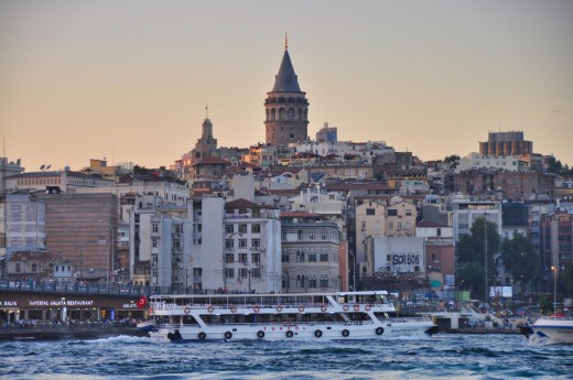 Zapadající slunce přidá Istanbulu na romantice, pokud přijedete vpodvečer na nábřeží Eminönü, užijete si takovýto krásný výhled na Galatskou věž