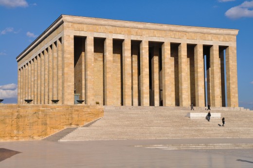 Symbolem Ankary je okázalé mauzoleum pro Atatürka, jmenuje se Anitkabir a jeho atmosféru zažijeme i my