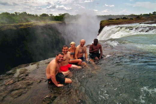 Sednout si na okraj Viktoriiných vodopádů si troufnou jen odvážlivci